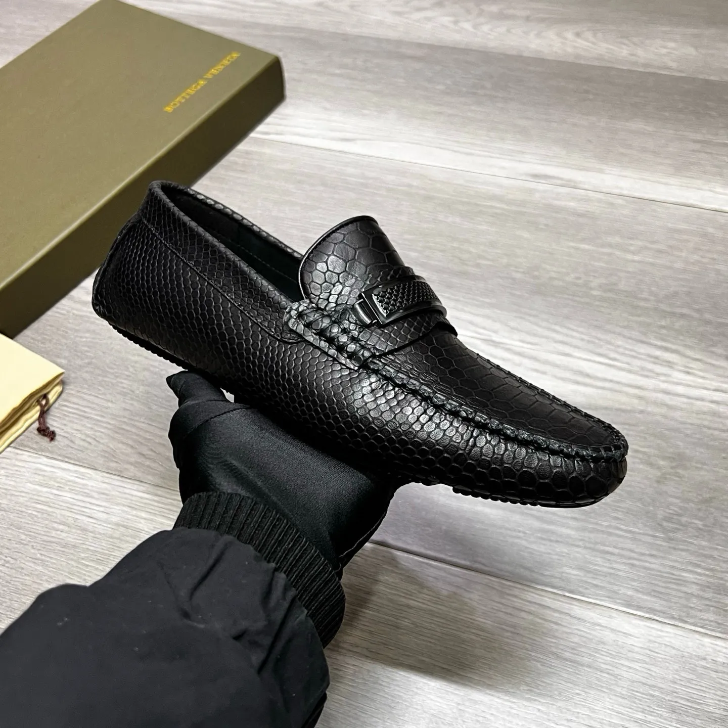 Factory price 480 BV 〰️Purely handmade classic men's beanie shoes👉👉driving shoes, slip-on shoes, made of imported cowhide from Italy, 💕water-dyed cowhide lining, 🔊original outsole, waterproof platform design, comfortable on the feet. Good choice for traveling and driving, single color available, code number: 38-44, (45 can be customized)